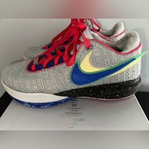 Lebron XX Men’s Size 7.5/Women 9 Silver/Hyper Royal DJ5423 002 - EUC